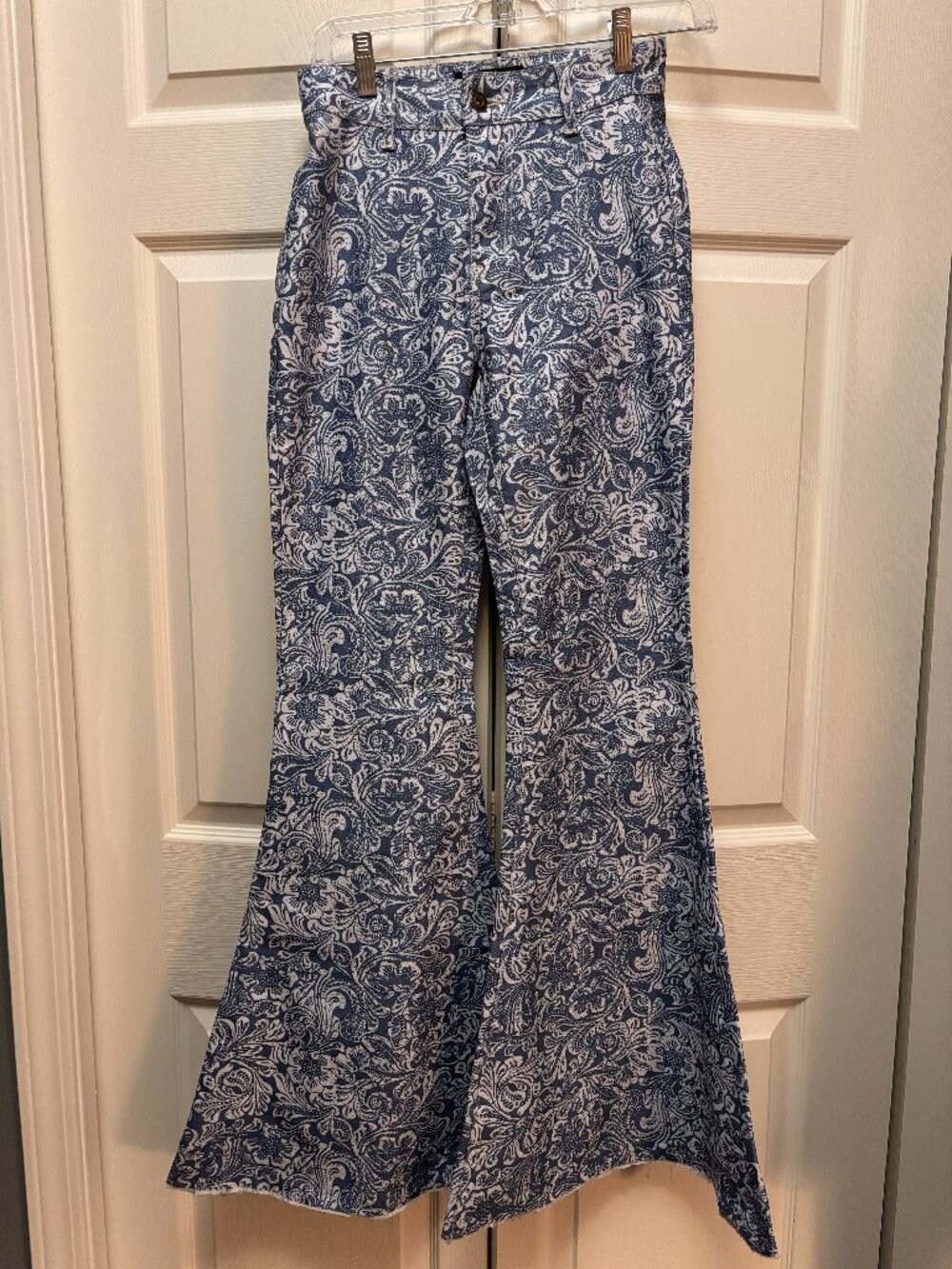 L&B Lucky & Blessed Blue White Floral Paisley Flare Jeans Size 2 x 32 Boho Bell